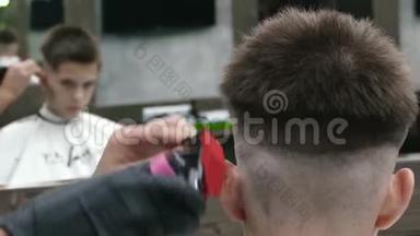 理发店。 时髦的人在理发店理发。